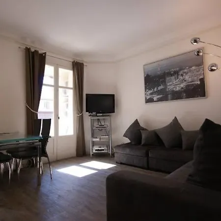 Apartment Sleeps 6 Air Con Wifi T570555