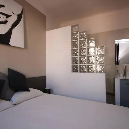 Apartment Sleeps 6 Air Con Wifi T570555